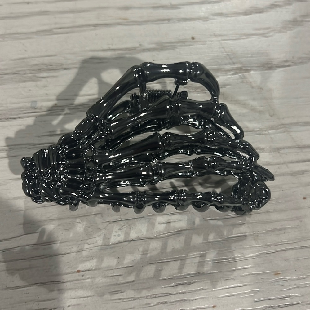Skull hand hair clip/claw